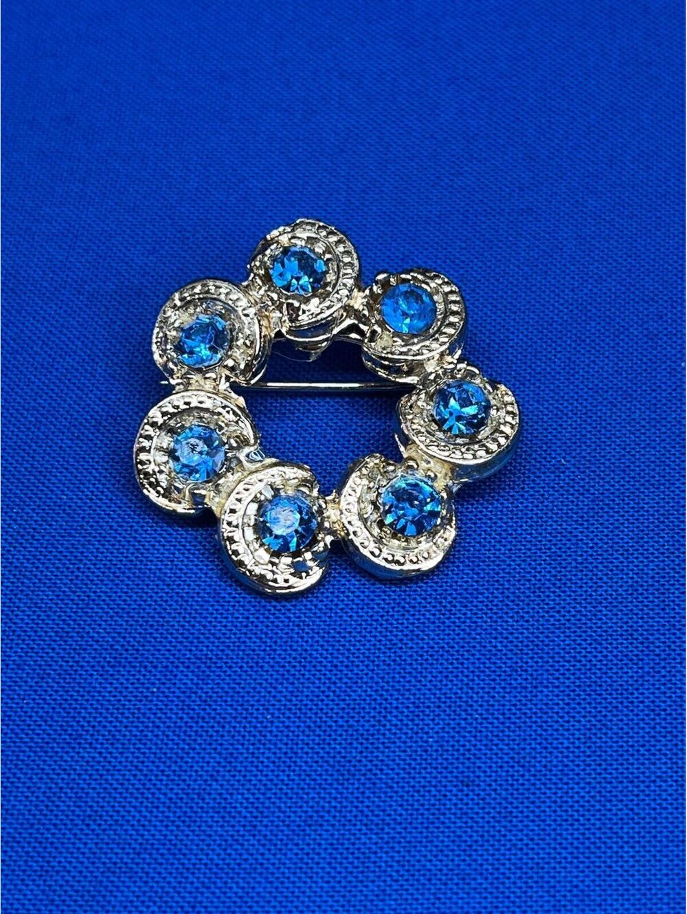 #54 Vintage Sparkly Blue Glass Rhinestone Wreath Brooch
